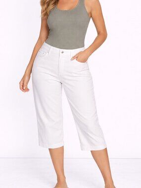NWT - Size 4 capris. White capris w/ pockets, zipper. Casual white pants. Summer